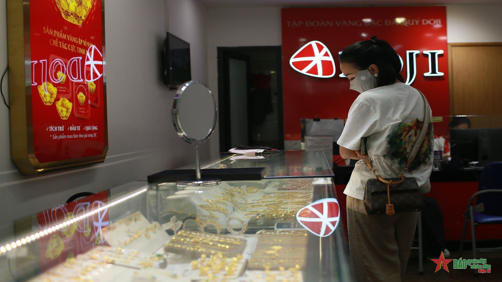 Hà Nội: Giá vàng liên tục lập đỉnh, người dân nhộn nhịp đi giao dịch