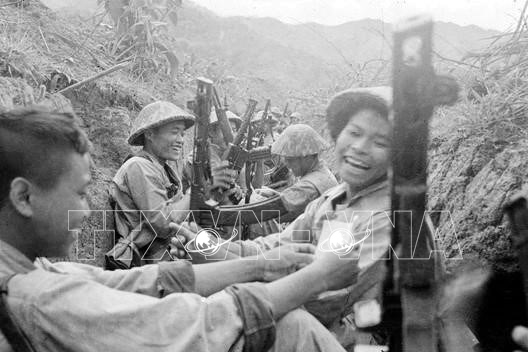 Chiến dịch Điện Biên Phủ: Ngày 11-4-1954, hai bên ra sức củng cố trận địa