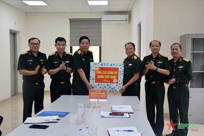 View - 	Trung tướng Nguyễn Văn Gấu thăm Cơ quan Thường trú Báo QĐND