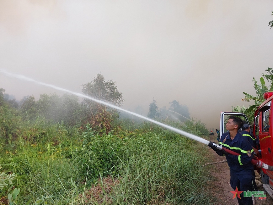 Khoảng 200 bộ đội của Quân khu 9 tham gia chữa cháy rừng tại Cà Mau