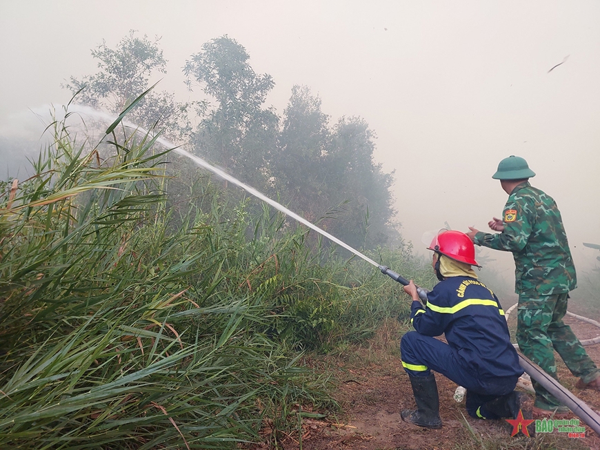 Khoảng 200 bộ đội của Quân khu 9 tham gia chữa cháy rừng tại Cà Mau