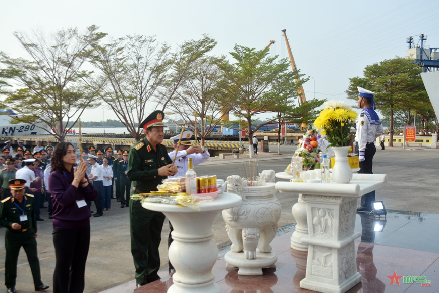 Đoàn công tác Bộ Quốc phòng thăm cán bộ, chiến sĩ, nhân dân trên quần đảo Trường Sa và nhà giàn DK1