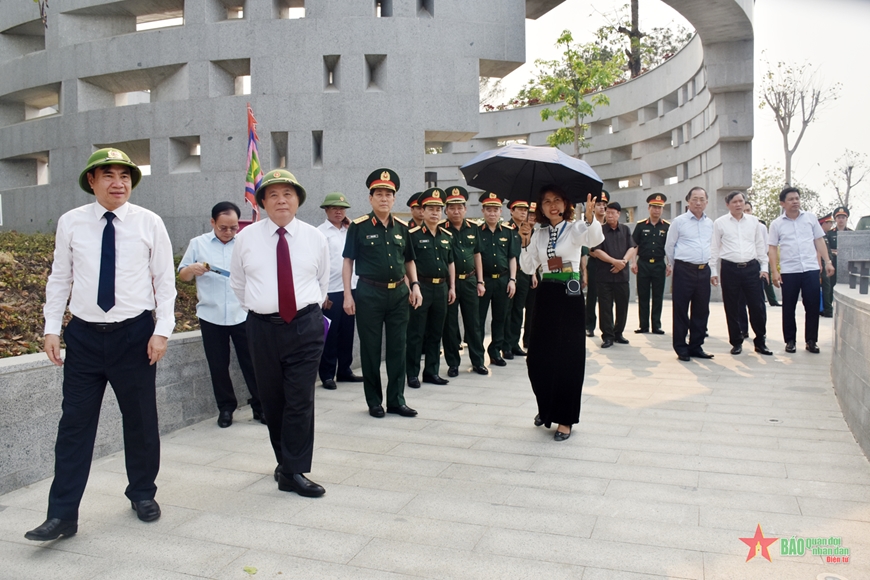 View - 	Đại tướng Lương Cường dâng hương tưởng niệm các Anh hùng liệt sĩ