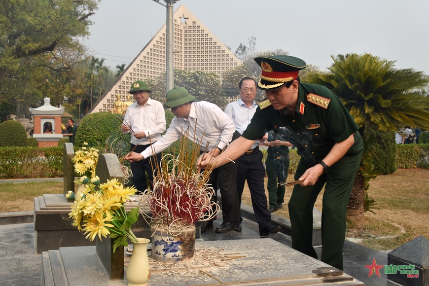 View - 	Đại tướng Lương Cường dâng hương tưởng niệm các Anh hùng liệt sĩ