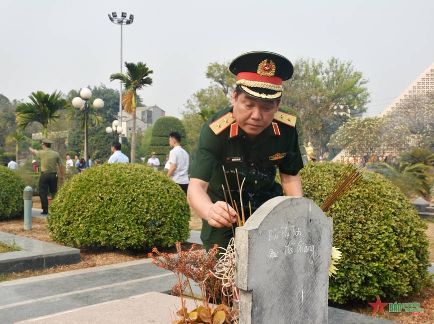View - 	Đại tướng Lương Cường dâng hương tưởng niệm các Anh hùng liệt sĩ