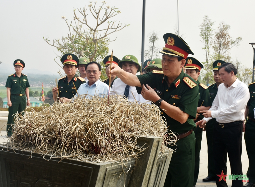 View - 	Đại tướng Lương Cường dâng hương tưởng niệm các Anh hùng liệt sĩ