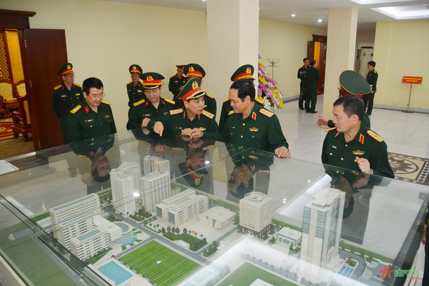 View - 	Thượng tướng Vũ Hải Sản làm việc tại Học viện Kỹ thuật Quân sự