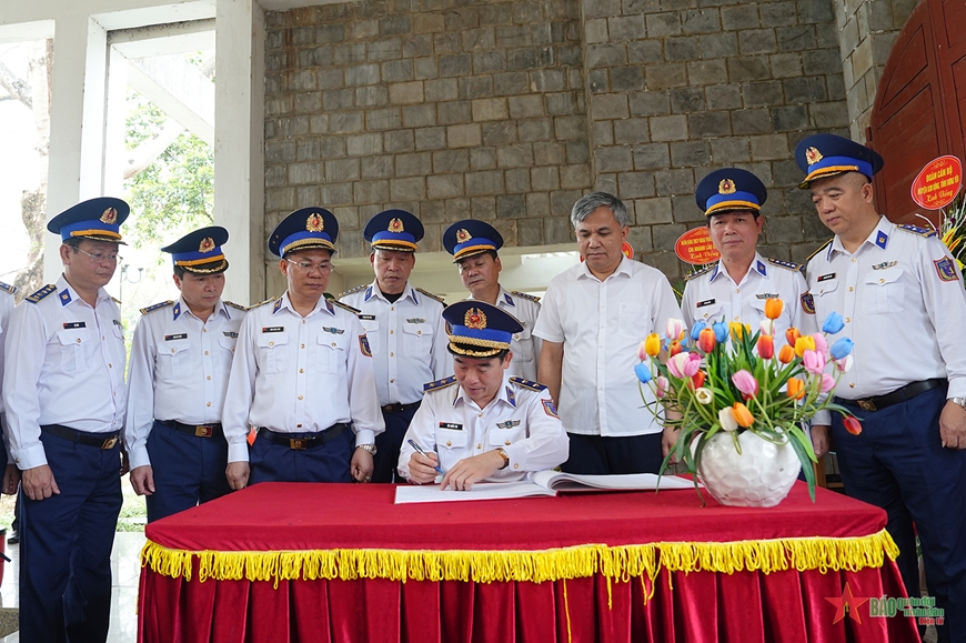 View - 	Bộ tư lệnh Cảnh sát biển dâng hương tại Điện Biên