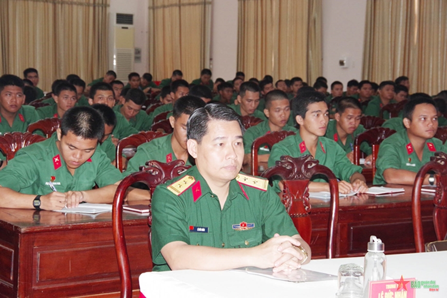 Sư đoàn 5 (Quân khu 7) phối hợp phổ biến, giáo dục pháp luật cho chiến sĩ mới
