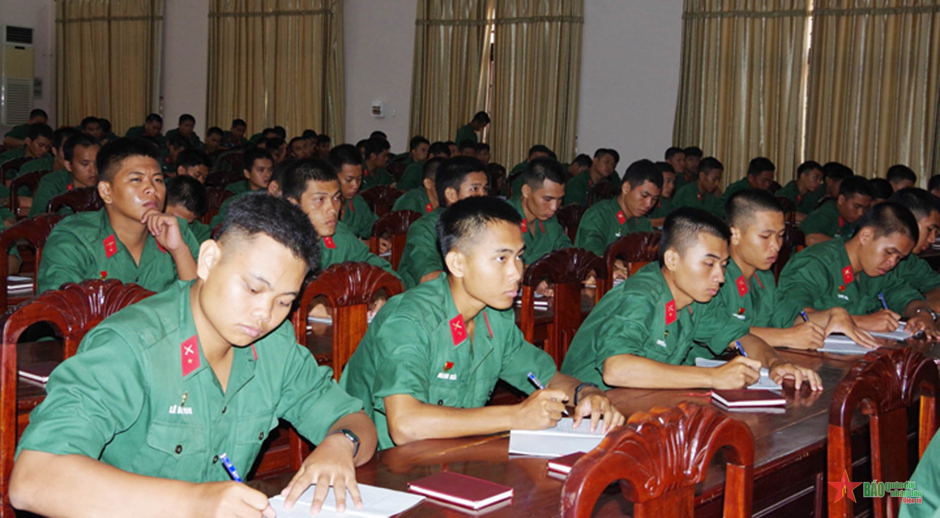 Sư đoàn 5 (Quân khu 7) phối hợp phổ biến, giáo dục pháp luật cho chiến sĩ mới 