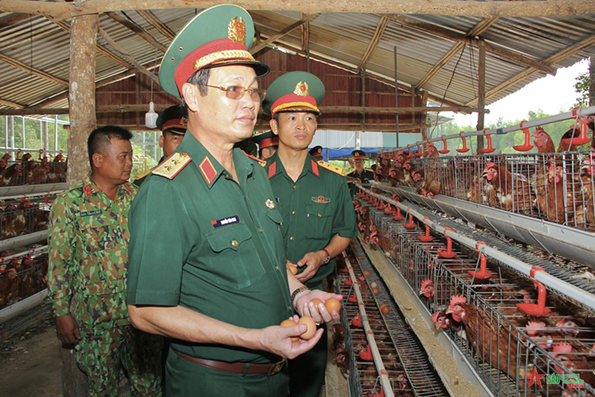 Trung tướng Nguyễn Văn Nam kiểm tra xây dựng doanh trại, tăng gia sản xuất tại đơn vị