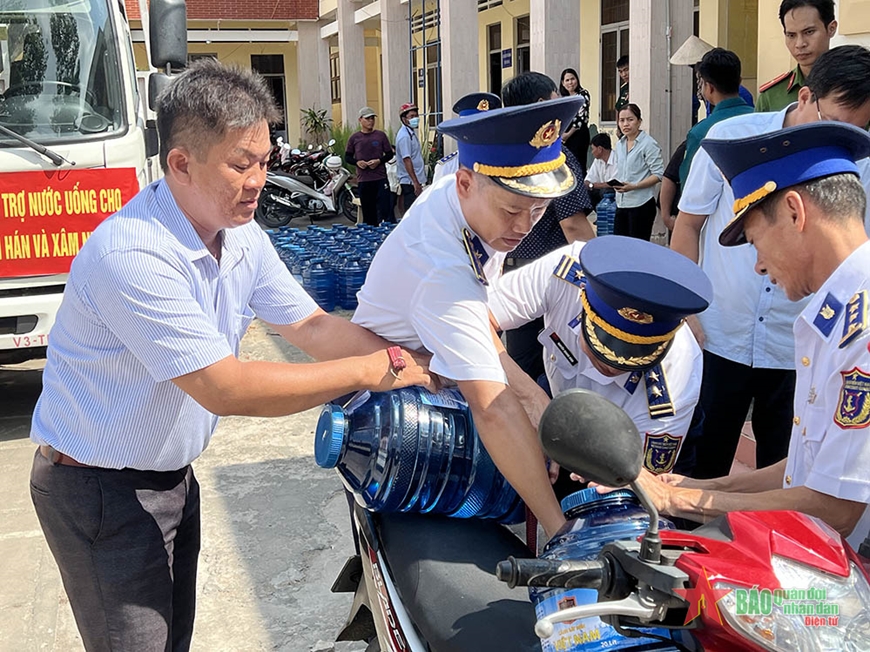 Bộ tư lệnh Vùng Cảnh sát biển 3 hỗ trợ nước ngọt cho nhân dân Bến Tre