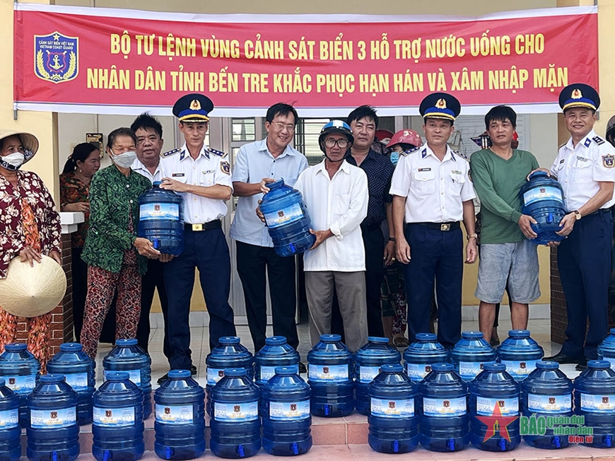 Bộ tư lệnh Vùng Cảnh sát biển 3 hỗ trợ nước ngọt cho nhân dân Bến Tre