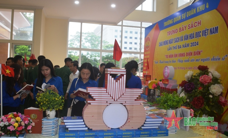 Cục Chính trị Quân khu 4 và Đại học Vinh mít tinh hưởng ứng Ngày sách và văn hóa đọc Việt Nam năm 2024 