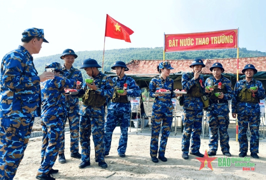 “Bát nước thao trường” ấm tình đồng đội ở Vùng 3 Hải quân “Bát nước thao trường” ấm tình đồng đội ở Vùng 3 Hải quân