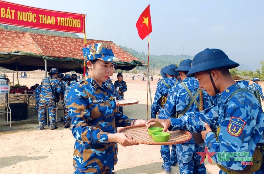 “Bát nước thao trường” ấm tình đồng đội ở Vùng 3 Hải quân “Bát nước thao trường” ấm tình đồng đội ở Vùng 3 Hải quân