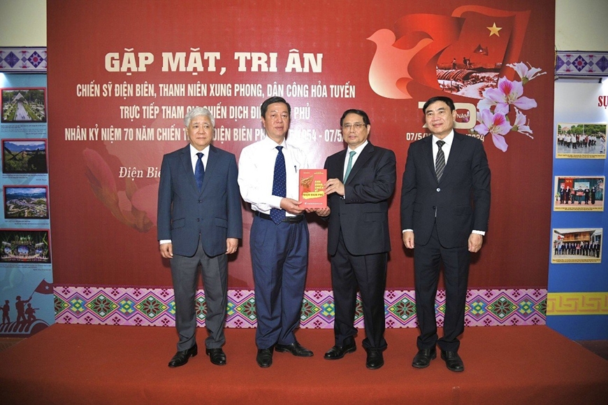 Xuất bản cuốn sách “Anh hùng, chiến sĩ Điện Biên Phủ”