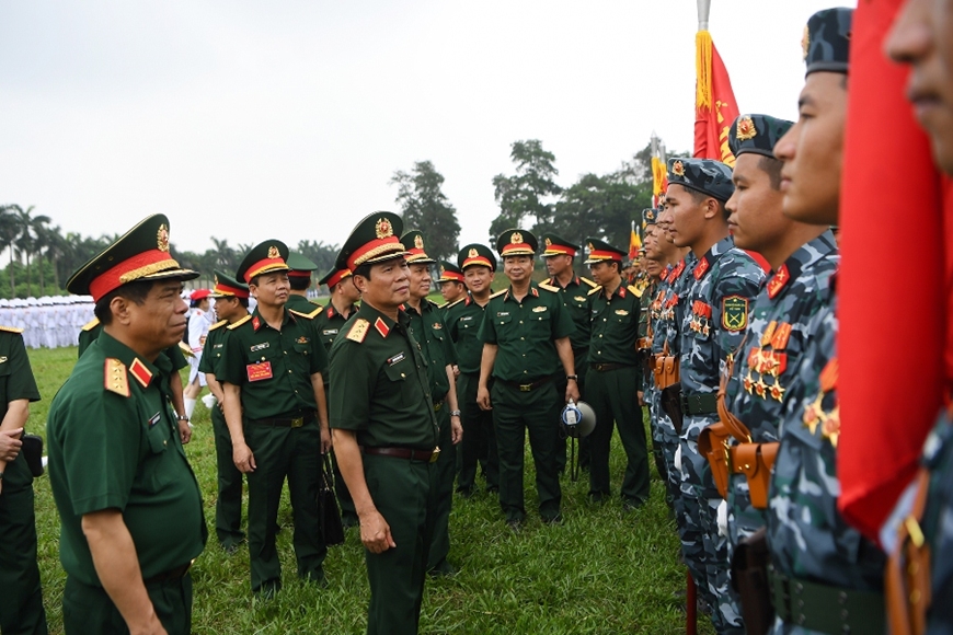 Thượng tướng Nguyễn Tân Cương kiểm tra hợp luyện các lực lượng diễu binh, diễu hành phục vụ lễ kỷ niệm 70 năm Chiến thắng Điện Biên Phủ
