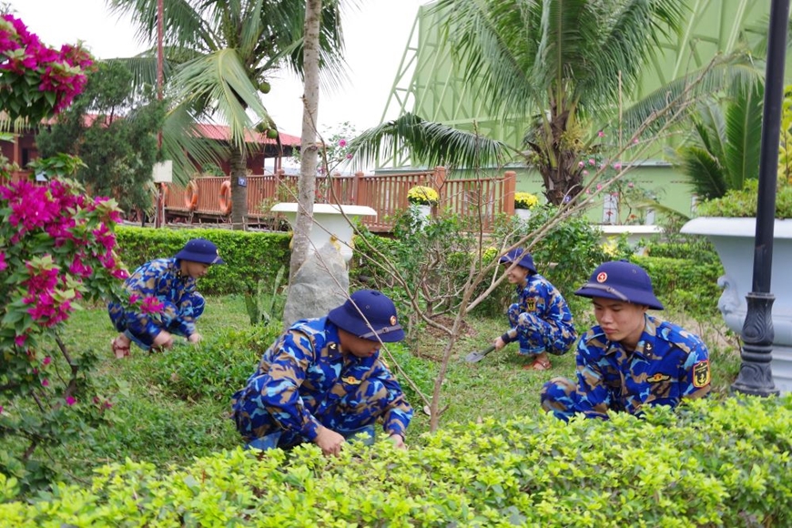 Phát huy nội lực xây dựng doanh trại xanh, sạch, đẹp Phát huy nội lực xây dựng doanh trại xanh, sạch, đẹp