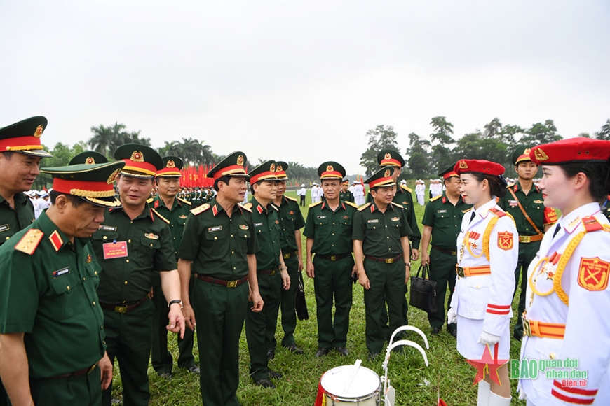Thượng tướng Nguyễn Tân Cương kiểm tra hợp luyện các lực lượng diễu binh, diễu hành phục vụ lễ kỷ niệm 70 năm Chiến thắng Điện Biên Phủ