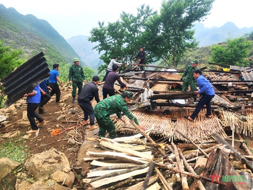 Bộ đội Biên phòng tỉnh Hà Giang giúp dân khắc phục hậu quả thiên tai