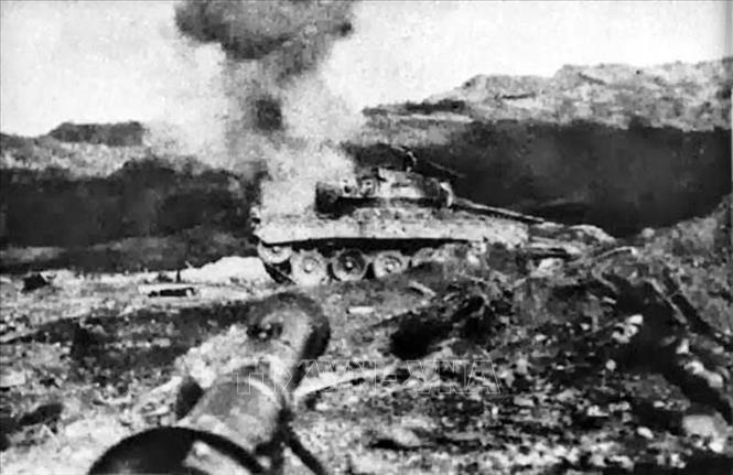 Chiến dịch Điện Biên Phủ: Ngày 19-4-1954, quân ta bắn cháy xe tăng địch