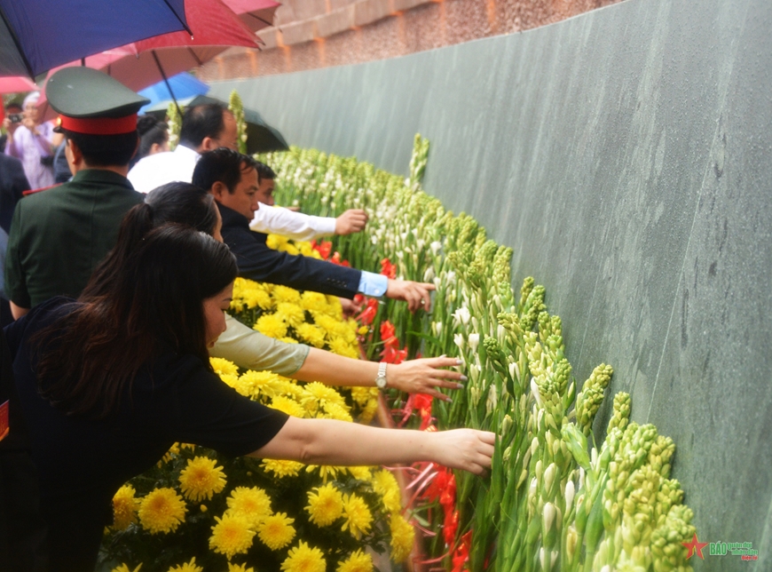 Thủ tướng Phạm Minh Chính dâng hương tưởng nhớ công đức các Vua Hùng