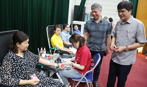 Đông đảo cán bộ, nhân viên Bộ Y tế tham gia hiến máu tình nguyện