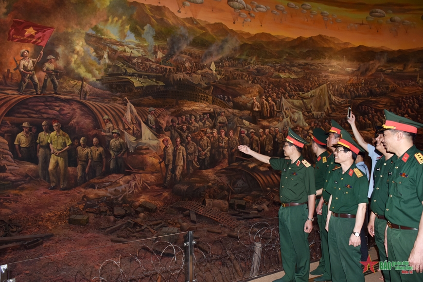 Đoàn công tác Học viện Quân y dâng hương tưởng niệm các anh hùng liệt sĩ tại Điện Biên