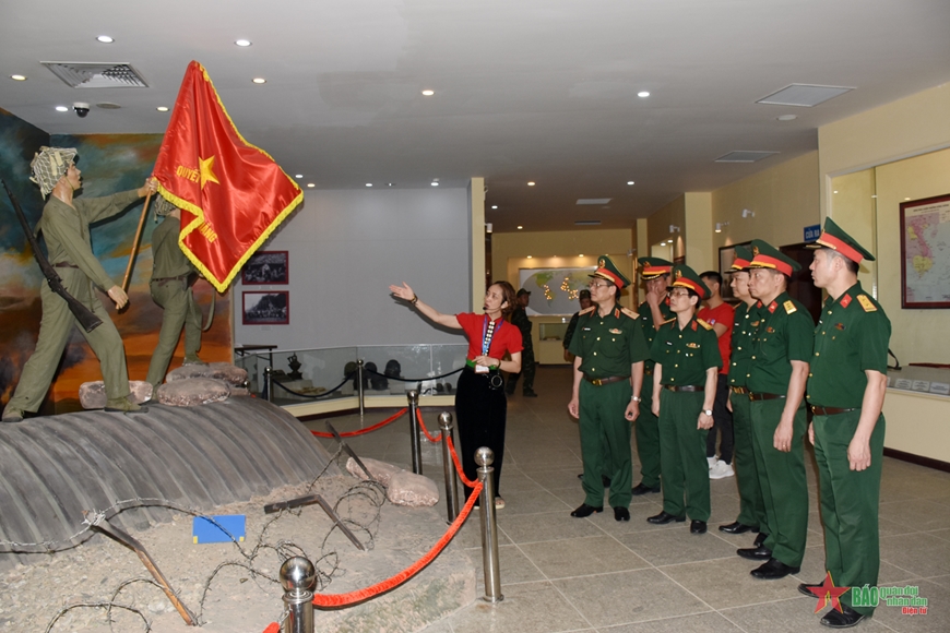 Đoàn công tác Học viện Quân y dâng hương tưởng niệm các anh hùng liệt sĩ tại Điện Biên
