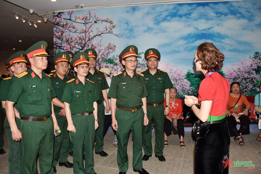 Đoàn công tác Học viện Quân y dâng hương tưởng niệm các anh hùng liệt sĩ tại Điện Biên