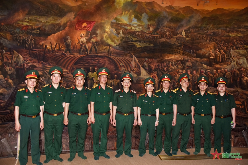 Đoàn công tác Học viện Quân y dâng hương tưởng niệm các anh hùng liệt sĩ tại Điện Biên