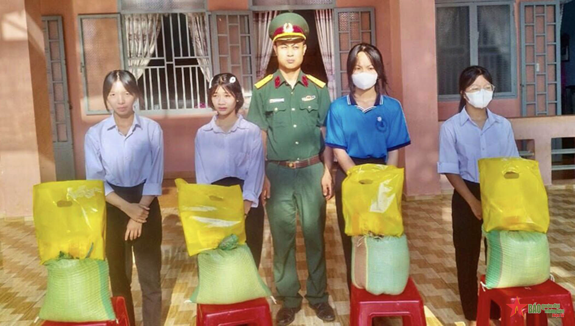 Đoàn Kinh tế-Quốc phòng 788 (Quân khu 7) trao học bổng tặng học sinh nghèo