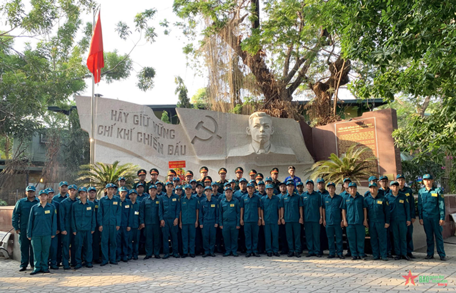 Đặt vòng hoa tưởng niệm cố Tổng Bí thư Trần Phú