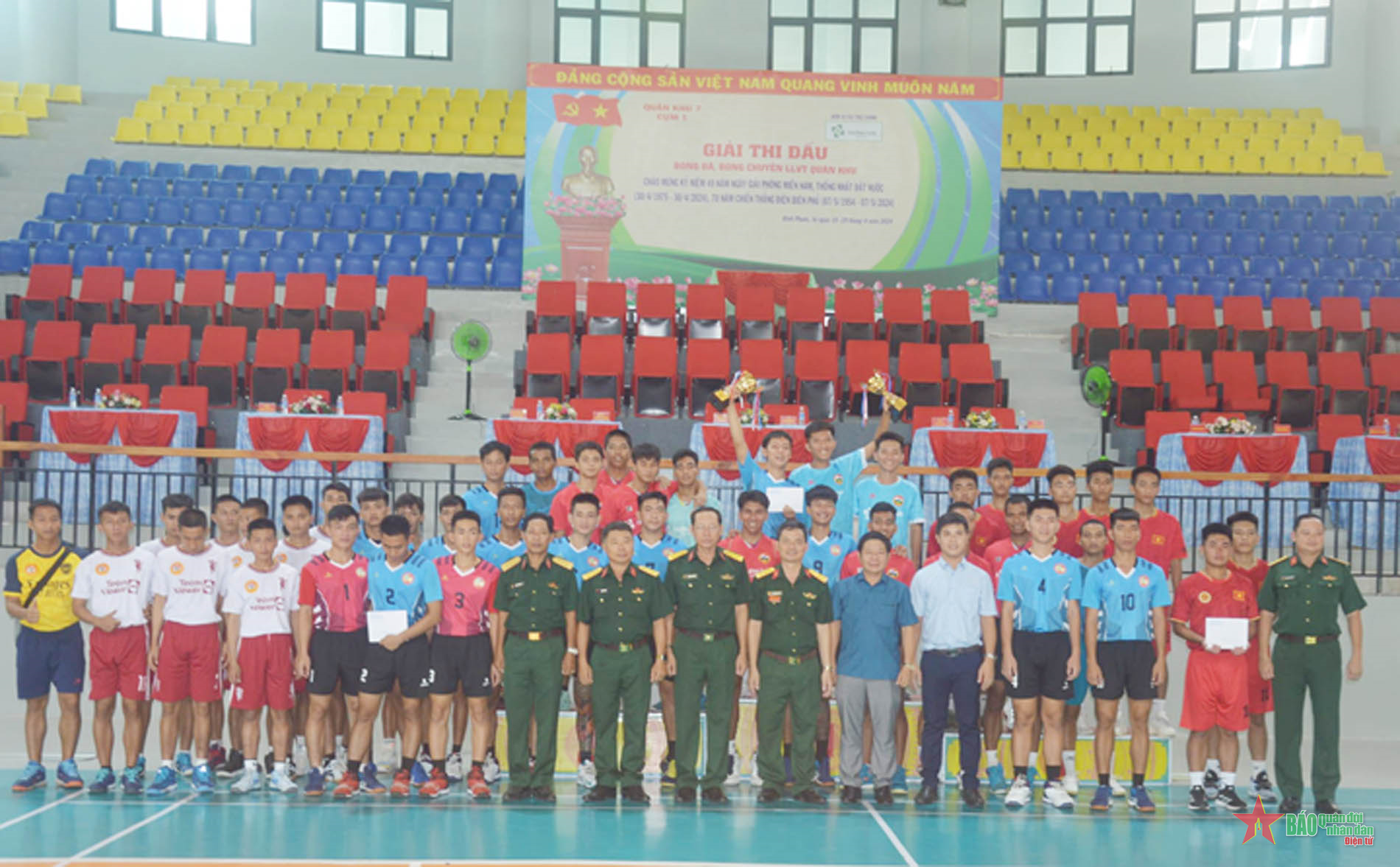 Hơn 700 vận động viên dự giải bóng đá, bóng chuyền Quân khu 7