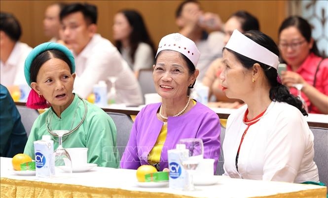 Thủ tướng Phạm Minh Chính gặp mặt đoàn đại biểu các già làng, trưởng bản, nghệ nhân, người có uy tín tiêu biểu