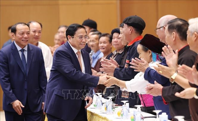 Thủ tướng Phạm Minh Chính gặp mặt đoàn đại biểu các già làng, trưởng bản, nghệ nhân, người có uy tín tiêu biểu