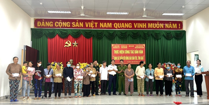 Cảnh s&aacute;t biển với đồng b&agrave;o d&acirc;n tộc, t&ocirc;n gi&aacute;o tại Bến Tre v&agrave; Tiền Giang