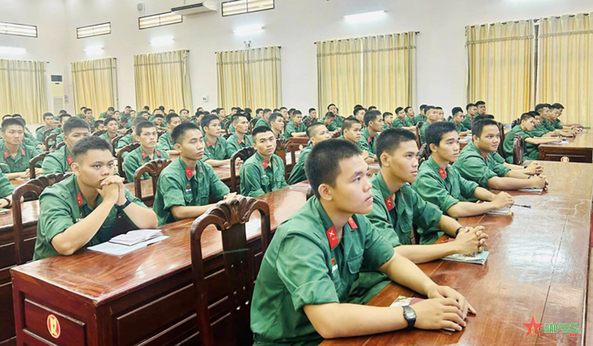 Sư đoàn 5 (Quân khu 7) phối hợp phổ biến, giáo dục pháp luật cho chiến sĩ mới