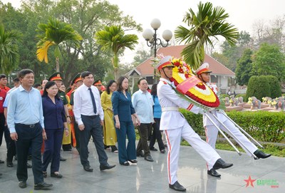 Gallery - 	Quyền Chủ tịch nước tri ân các anh hùng liệt sĩ tại Điện Biên