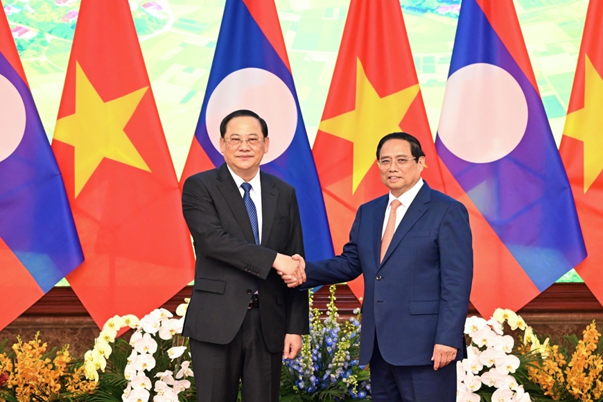 Thủ tướng Phạm Minh Chính gặp làm việc với Thủ tướng Lào Sonexay Siphandone