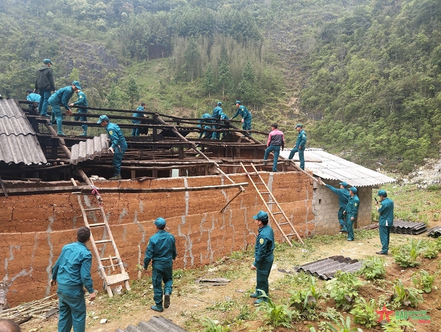 Huyện Mèo Vạc (Hà Giang): Lực lượng vũ trang giúp dân khắc phục hậu quả do mưa gió