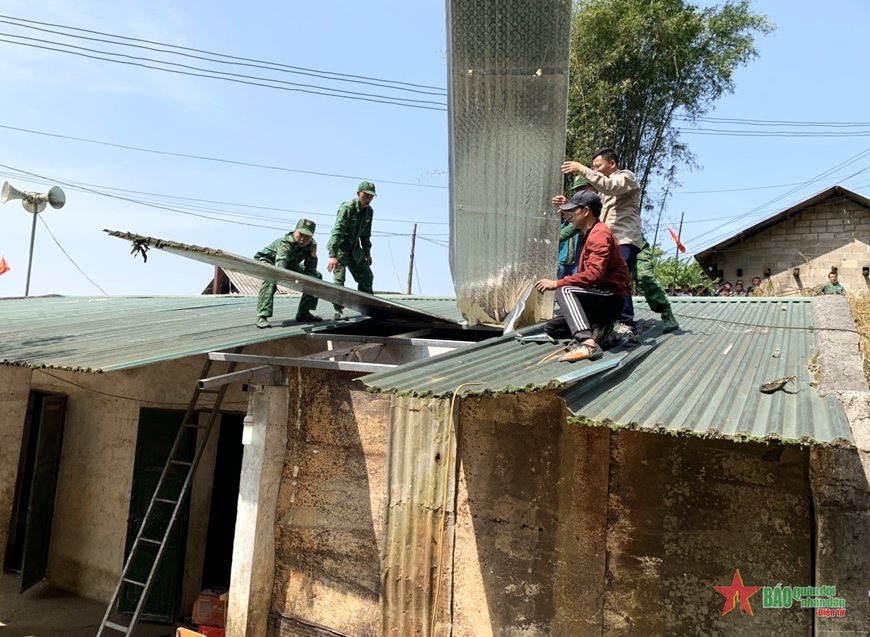 Huyện Mèo Vạc (Hà Giang): Lực lượng vũ trang giúp dân khắc phục hậu quả do mưa gió
