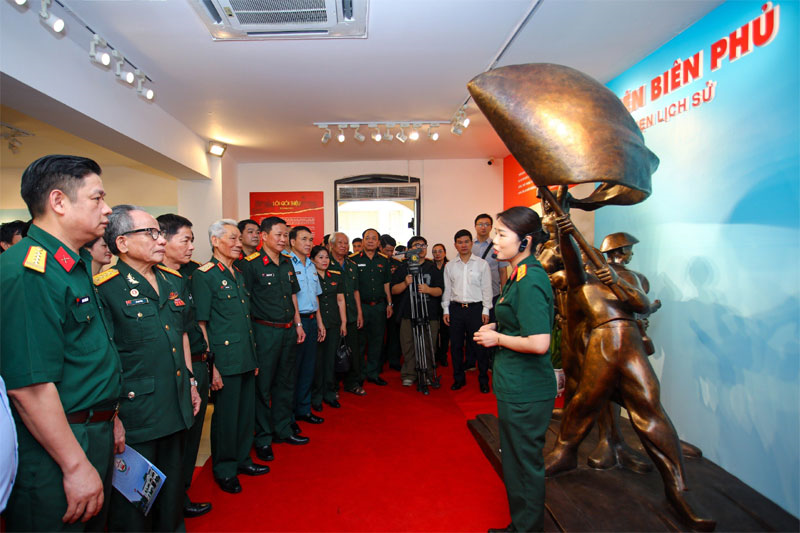 Triển lãm hơn 300 hình ảnh, tài liệu, hiện vật về Điện Biên Phủ