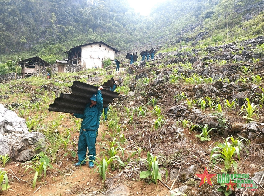 Huyện Mèo Vạc (Hà Giang): Lực lượng vũ trang giúp dân khắc phục hậu quả do mưa gió