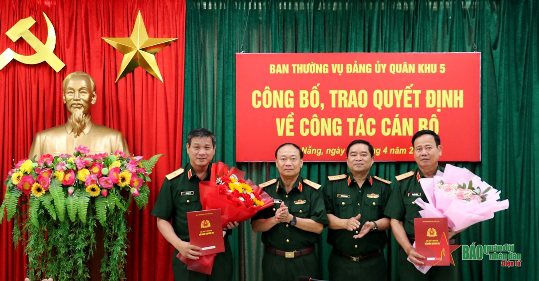Quân khu 5 trao quyết định bổ nhiệm lại chức vụ và nâng lương sĩ quan cấp tướng 