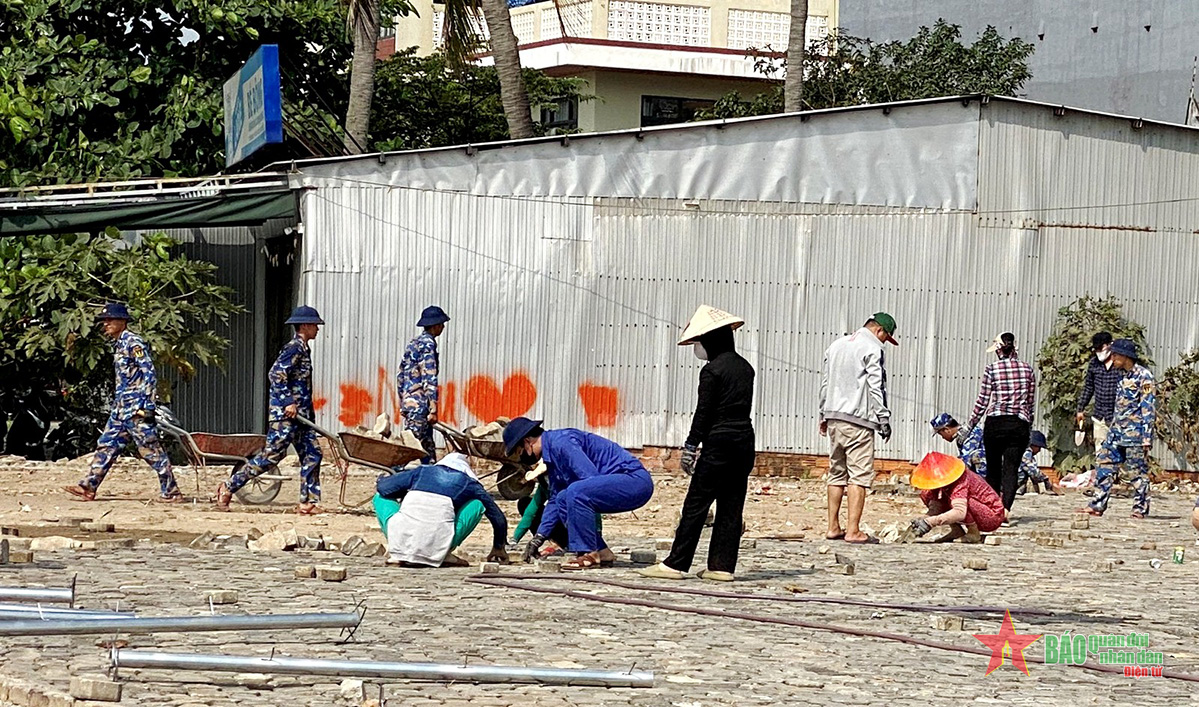 Lính biển lên bờ giúp dân