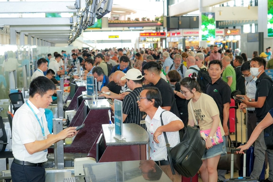 Sân bay Nội Bài dự kiến đón 440.000 lượt khách dịp nghỉ lễ 30-4, 1-5