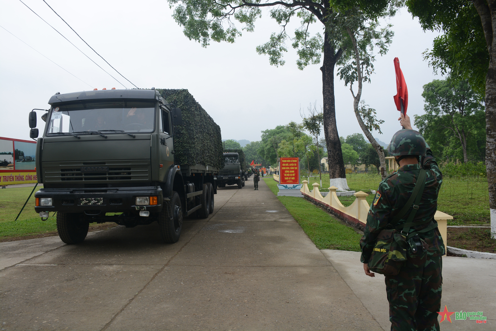 Thượng tướng Huỳnh Chiến Thắng kiểm tra Lữ đoàn Công binh 299 