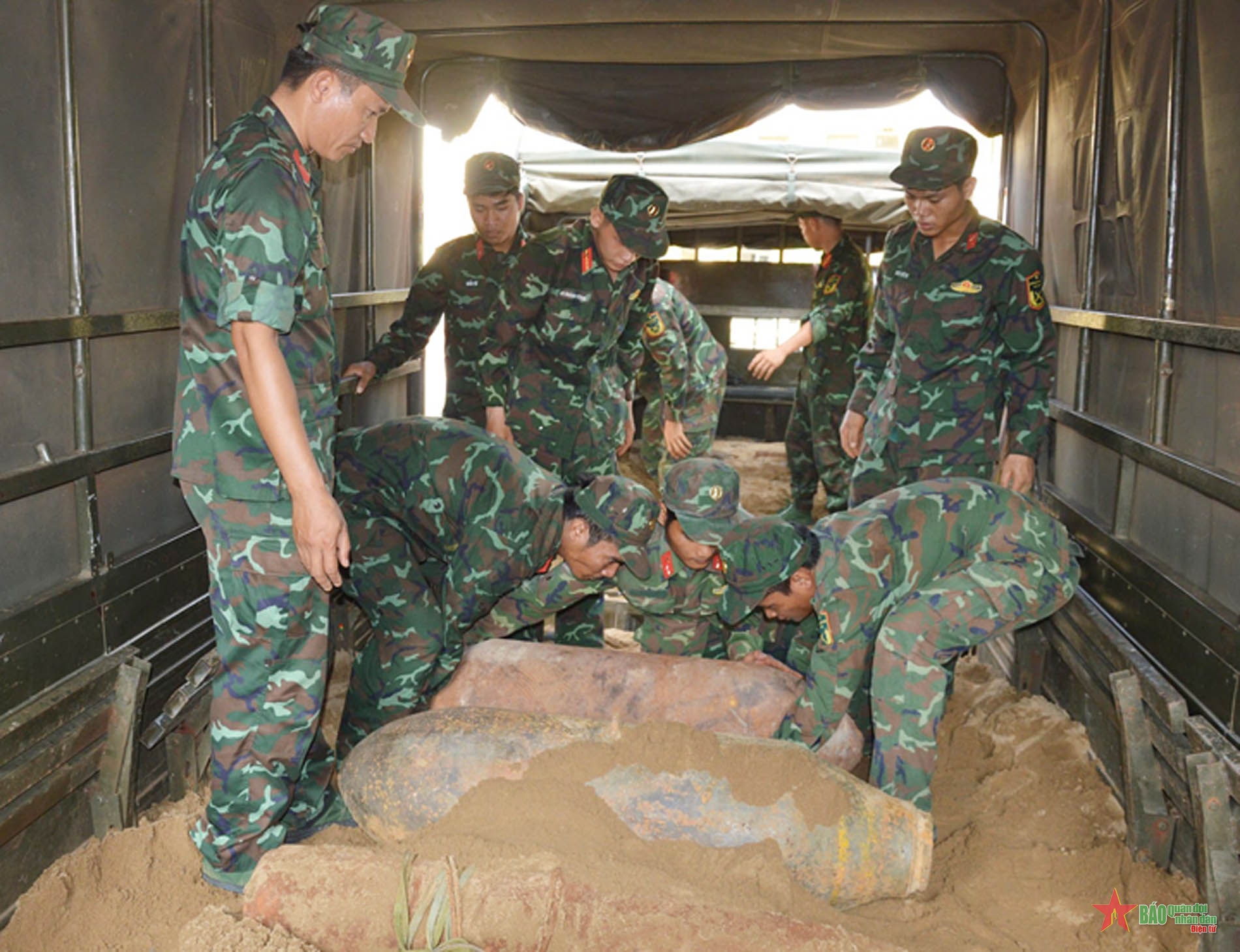 Bộ Chỉ huy Quân sự tỉnh Bình Phước thu gom, xử lý an toàn gần 5 tấn bom, mìn